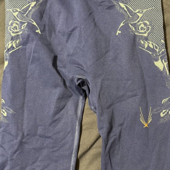 Lucas Hugh Women's 2 piece Navy leggings and top- Humming bird- M - Picture 2 of 4